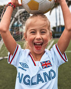 Ensemble 2 pi&egrave;ces chandail de soccer et short Umbro de l&rsquo;Angleterre pour jeune - Rouge/Bleu/Blanc, image 13 sur 14 diapositives