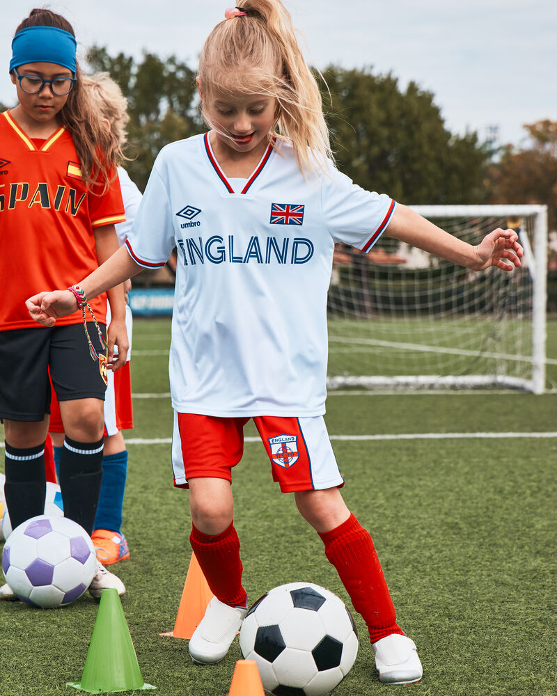 Ensemble 2 pi&egrave;ces chandail de soccer et short Umbro de l&rsquo;Angleterre pour jeune - Rouge/Bleu/Blanc, image 14 sur 14 diapositives