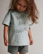 Tout-petit - T-shirt d&eacute;contract&eacute; &agrave; imprim&eacute; &laquo;Salty Sun Socials&raquo; - Bleu clair, image 3 sur 6 diapositives