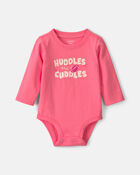 B&eacute;b&eacute; fille - Cache-couche manches longues &agrave; imprim&eacute; &laquo;Huddles And Cuddles&raquo; de th&egrave;me football - Corail, image 1 sur 2 diapositives