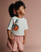 Tout-petit fille - T-shirt &agrave; coupe asym&eacute;trique &agrave; manches chauve-souris &agrave; imprim&eacute; cl&eacute;mentines &laquo;Vibing&raquo; - Gris chin&eacute;, image 1 sur 5 diapositives