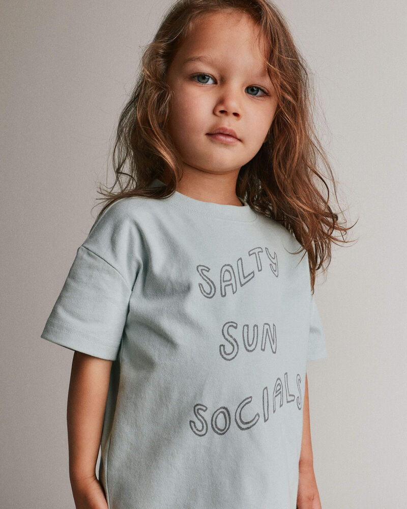 Tout-petit - T-shirt d&eacute;contract&eacute; &agrave; imprim&eacute; &laquo;Salty Sun Socials&raquo; - Bleu clair, image 1 sur 6 diapositives